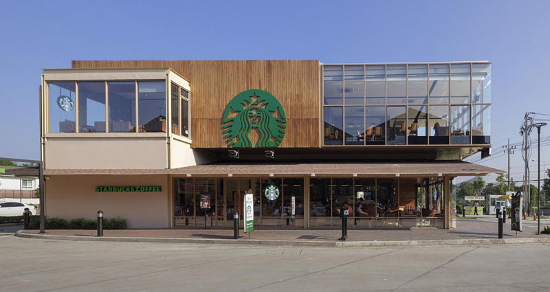 Этот новый Starbucks построен как стеклянный ящик, стоящий на доме. 