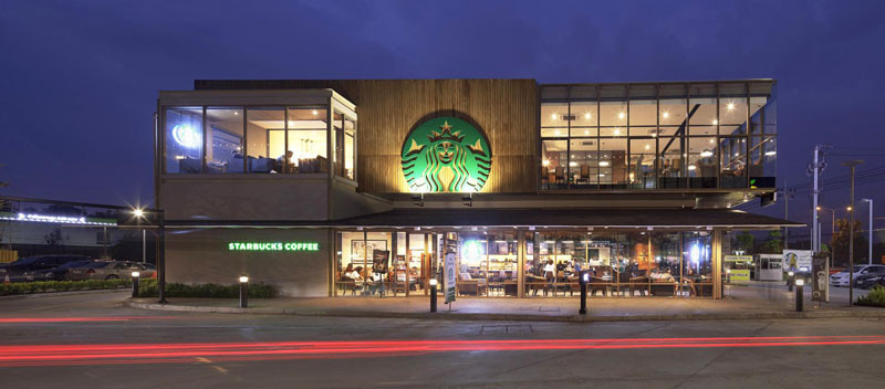 Этот новый Starbucks построен как стеклянный ящик, стоящий на доме. 