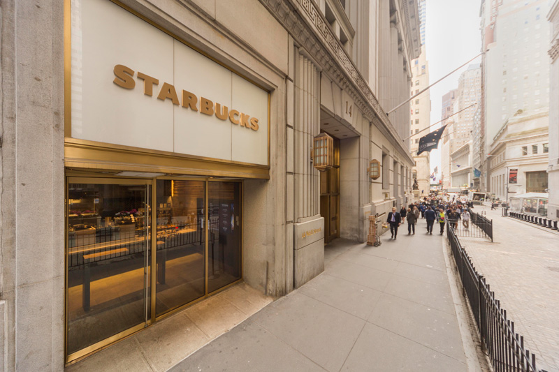  Starbucks открывает свой первый магазин экспресс-формата на Уолл-стрит 