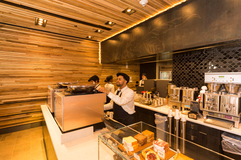 Starbucks открывает свой первый магазин экспресс-формата на Уолл-стрит