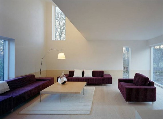 Белый интерьер с темно-фиолетовой мебелью.