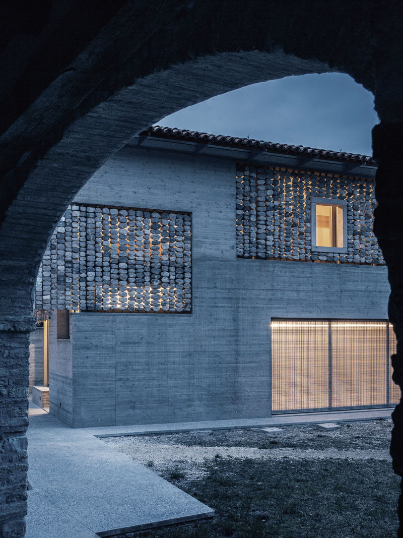  Этот отремонтированный дом украшен каменными занавесками, которые добавляют интересные узоры внутри, когда на них попадает солнечный свет. # Архитектура # Фасад # Камень 
