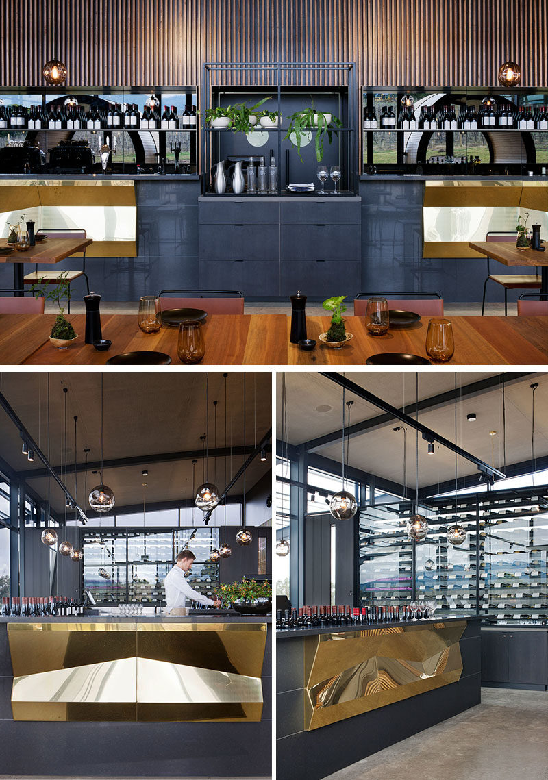Идеи для баров - эти современные дегустационные бары винодельни имеют повторяющуюся тектоническую форму смещающихся латунных панелей, отражающих волнистый ландшафт. #BarIdeas #HospitalityDesign #RestaurantDesign