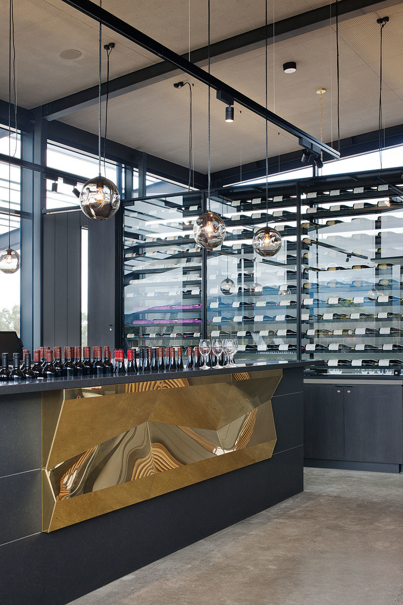 Идеи для баров - эти современные дегустационные бары винодельни имеют повторяющуюся тектоническую форму смещающихся латунных панелей, отражающих волнистый ландшафт. #BarIdeas #HospitalityDesign #RestaurantDesign