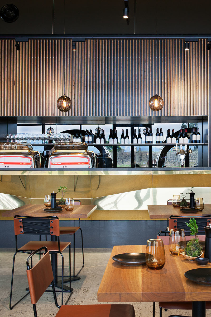 Идеи для баров - эти современные дегустационные бары на винодельнях имеют повторяющуюся тектоническую форму смещающихся латунных панелей, отражающих волнистый ландшафт. #BarIdeas #HospitalityDesign #RestaurantDesign