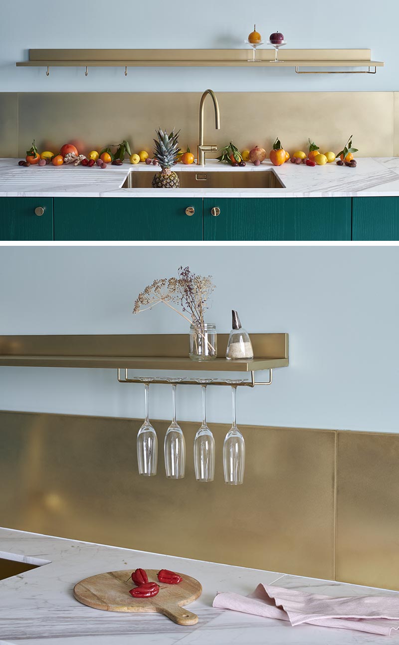 Эта современная кухня имеет бронзовый фартук по всей длине кухни и дополнена плавающей полкой, раковиной под столешницей и подходящим смесителем. #KitchenDesign #KitchenIdeas #BronzeBacksplash # ModernKitchen
