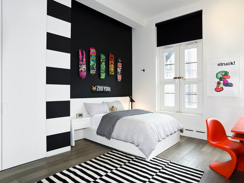14 вдохновляющих идей для спальни для подростков // Подвешивание графических скейтбордов персонализирует пространство и может заявить о себе, когда ярко окрашенные доски контрастируют с полностью черной стеной.