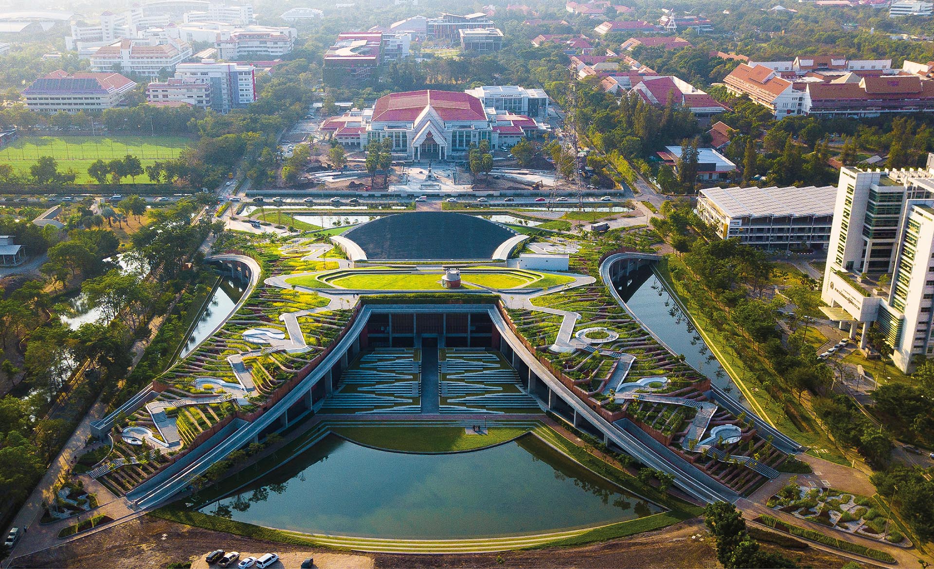 Ландшафтный дизайн террасной крыши создает в Таиланде городскую ферму.