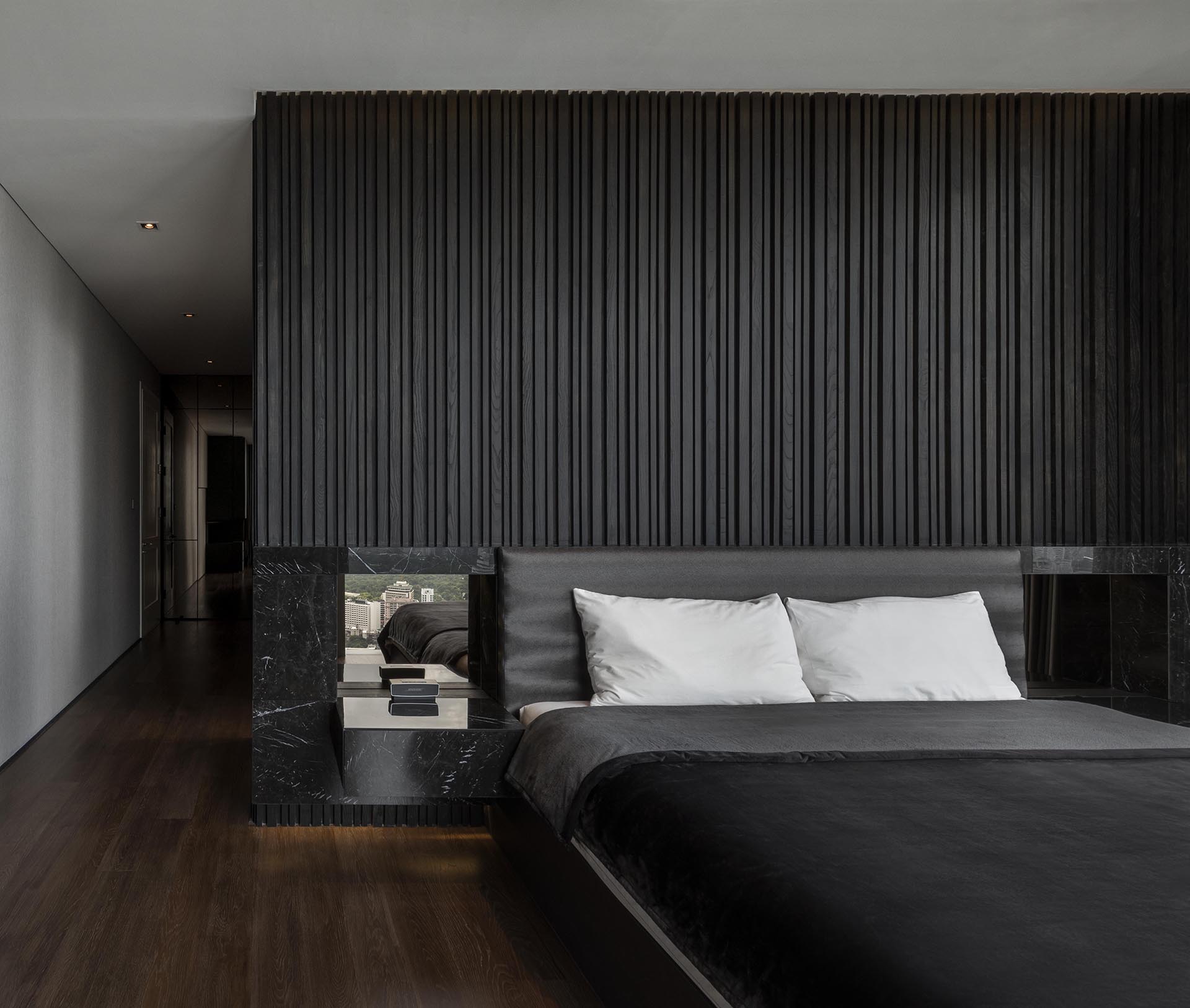 Фактурная акцентная стена из черного дерева в современной спальне.