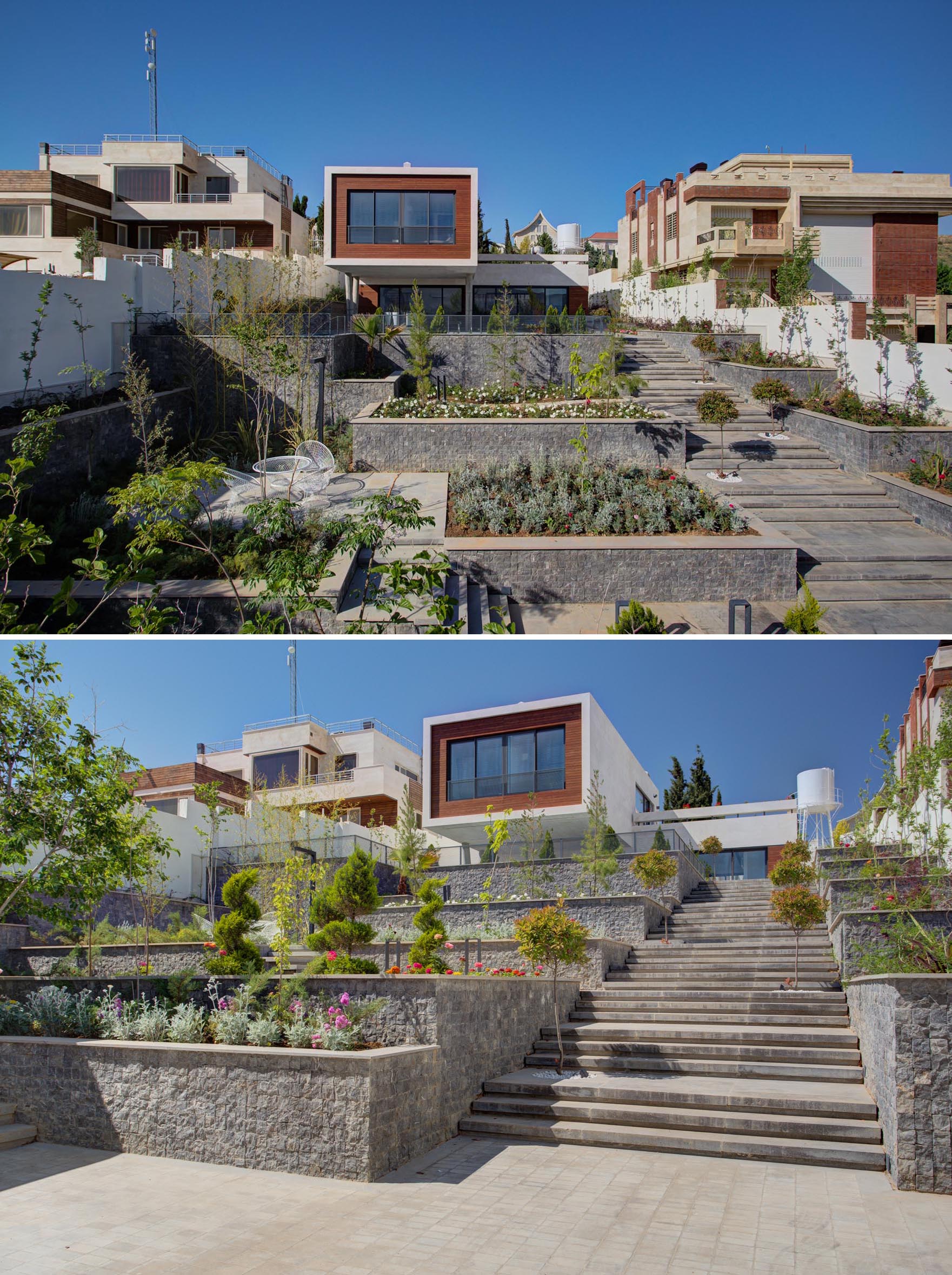 Террасный двор с широкой лестницей, небольшими садами и местами для отдыха.