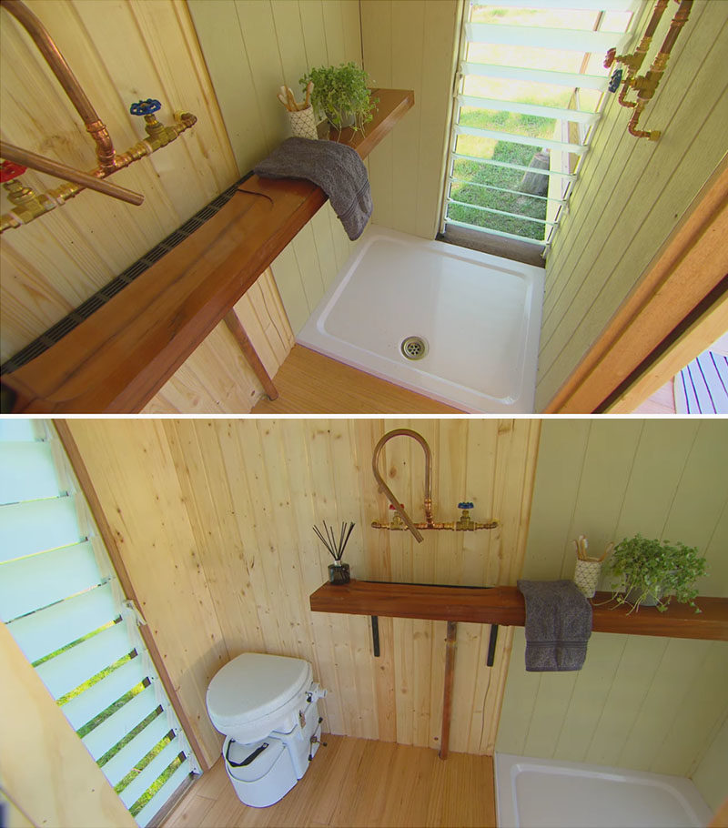 Идеи крошечного дома - за раздвижной дверью сарая скрывается ванная комната, где жалюзи на каждом конце комнаты обеспечивают естественный свет и свежий воздух. #TinyhouseIdeas #SmallHouse #TinyBathroom # Окна