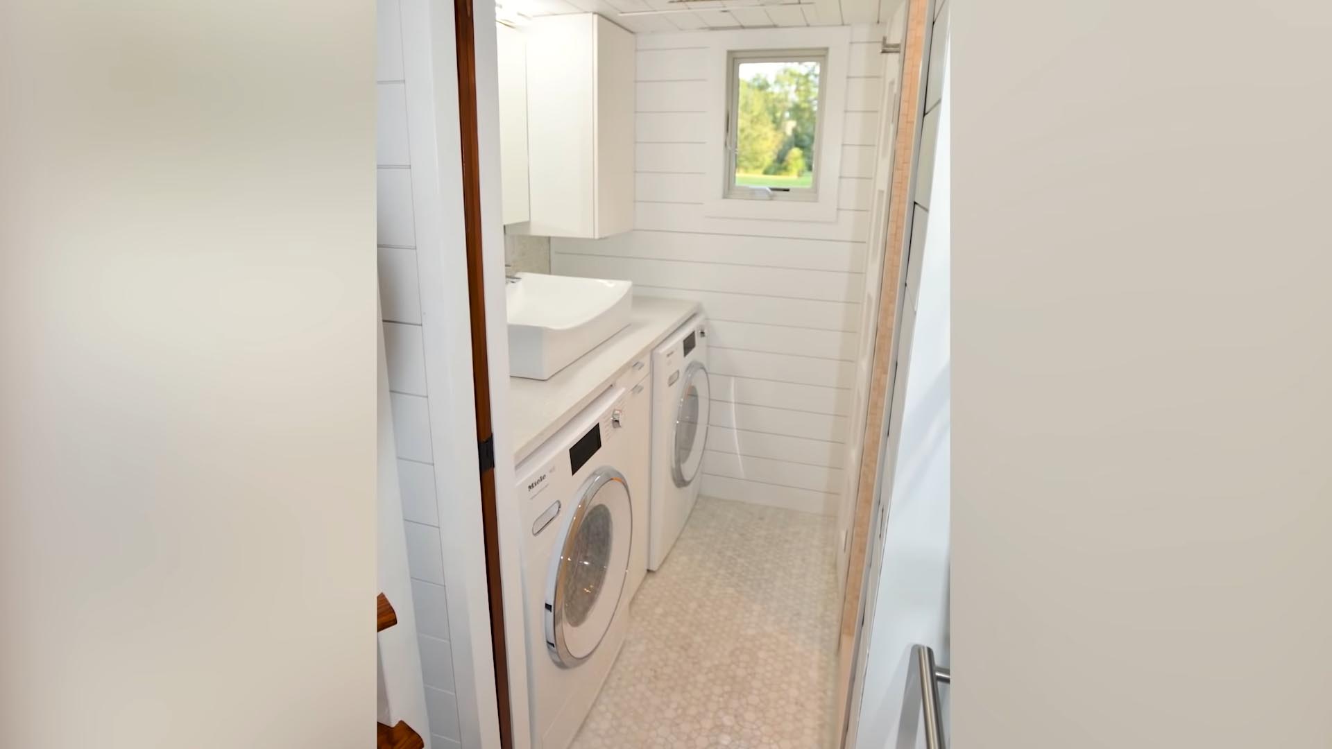 Крошечная ванная комната со стиральной / сушильной машиной и душевой кабиной.