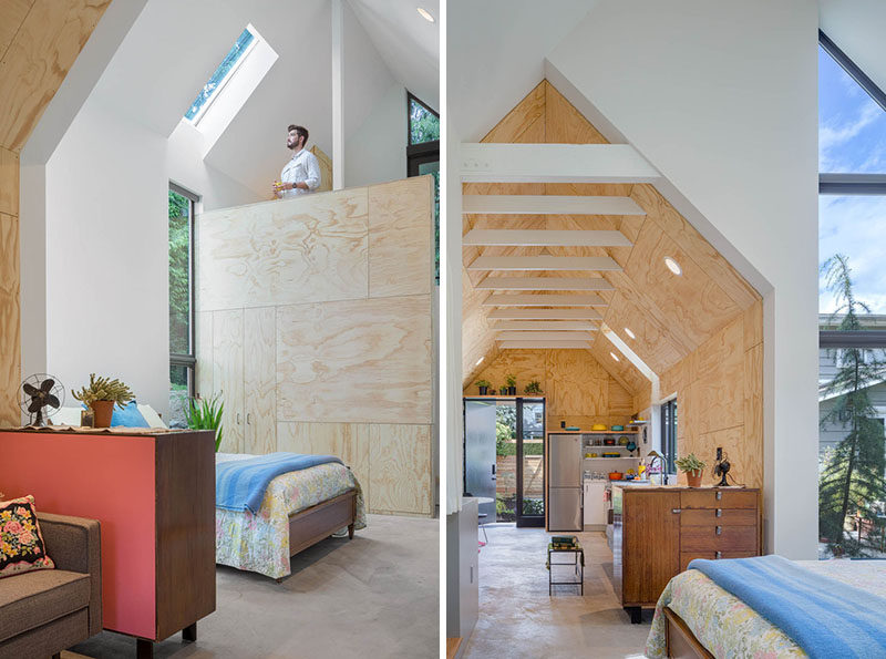 Этот крошечный дом имеет открытую планировку, высокий потолок с открытыми белыми стропилами и чердак. #TinyHouse # Дизайн интерьера # Архитектура