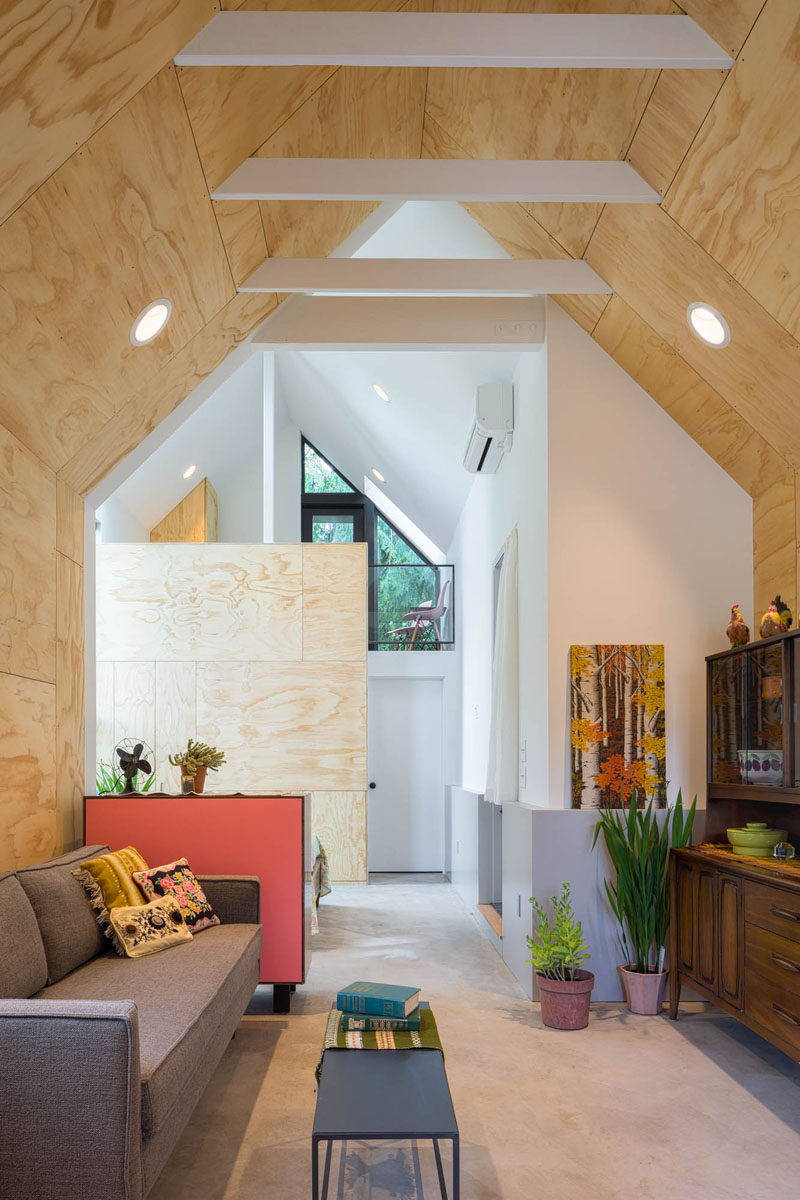 Этот крошечный дом имеет открытую планировку, высокий потолок с открытыми белыми стропилами и чердак. #TinyHouse # Дизайн интерьера # Архитектура