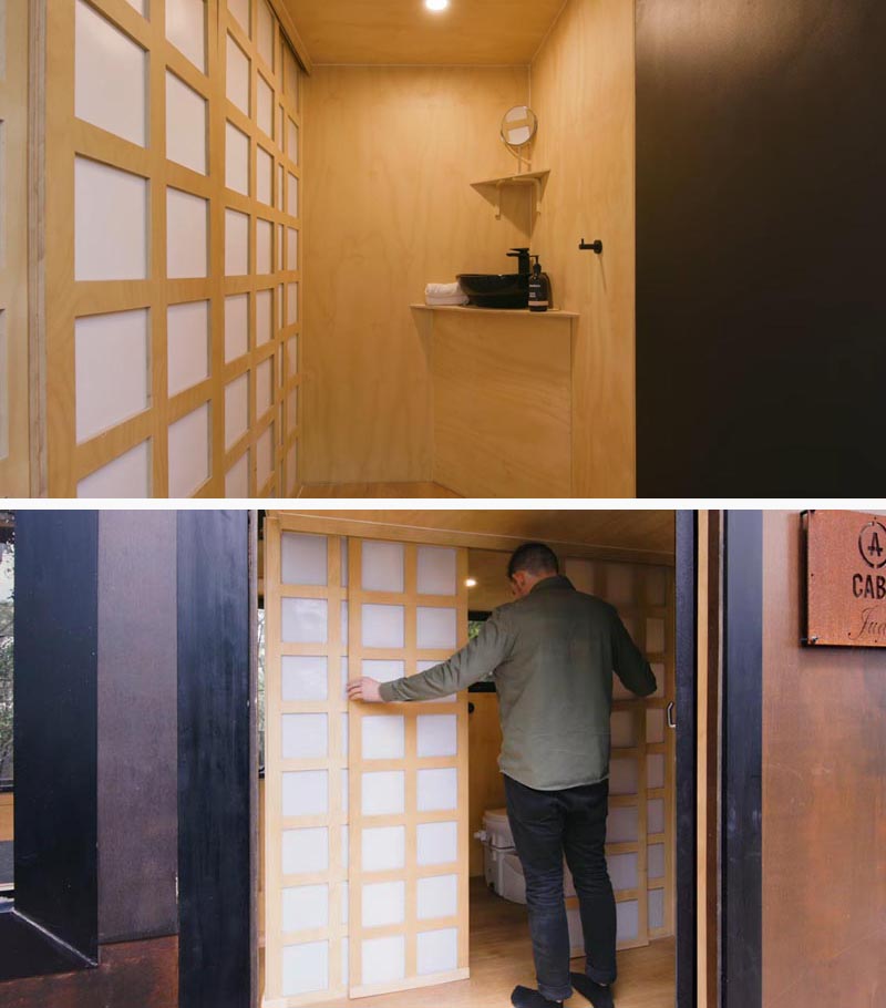 В этом современном крошечном доме сетчатые двери в японском стиле скрывают ванную комнату от посторонних взглядов и при этом пропускают свет. #TinyHome #TinyHouse #ScreenDoor #BathroomDoor