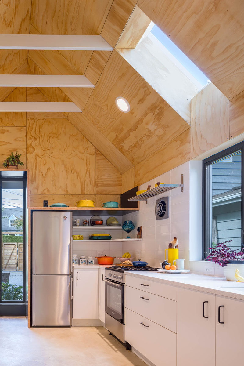  Интерьер этого крошечного дома отличается стенами из нестандартных фанерных панелей, полированным бетонным полом и полноразмерной кухней. #TinyHouse #SmallLiving #KitchenDesign 