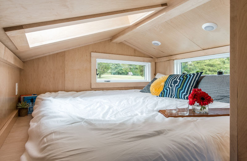 В этом современном крошечном доме на лофте установлена ​​кровать размера «king-size». #TinyHouse # Спальня