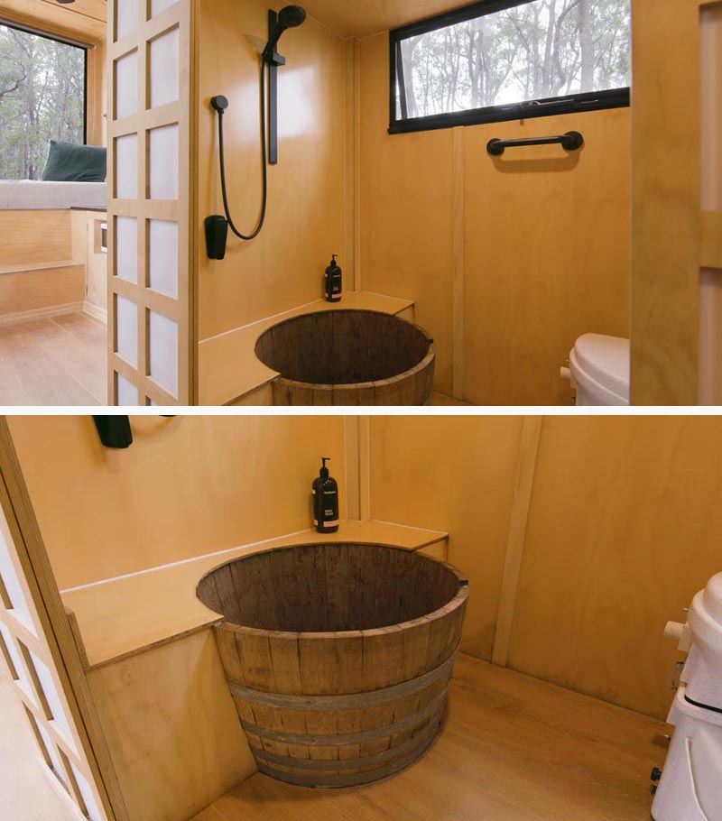 В ванной комнате этого современного крошечного дома находится водонепроницаемая бочка для вина, которая действует как душевая кабина. #TinyHouse #TinyHome # Ванная #WineBarrelBath