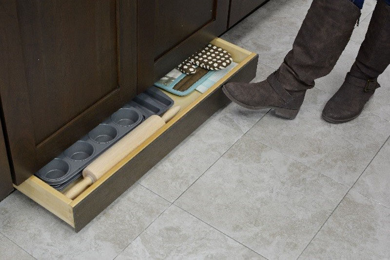 Идея дизайна кухни - выдвижные ящики с ножками // Отлично подходят для хранения оборудования для выпечки.