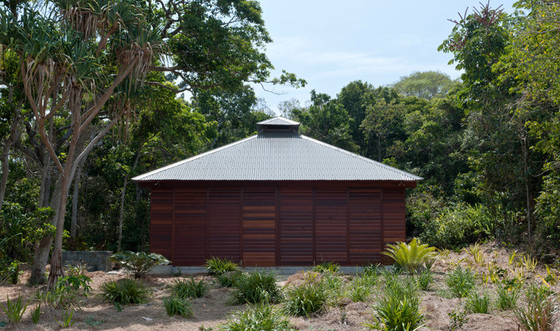 Этот небольшой пляжный домик спроектирован для настоящей жизни в помещении и на открытом воздухе 