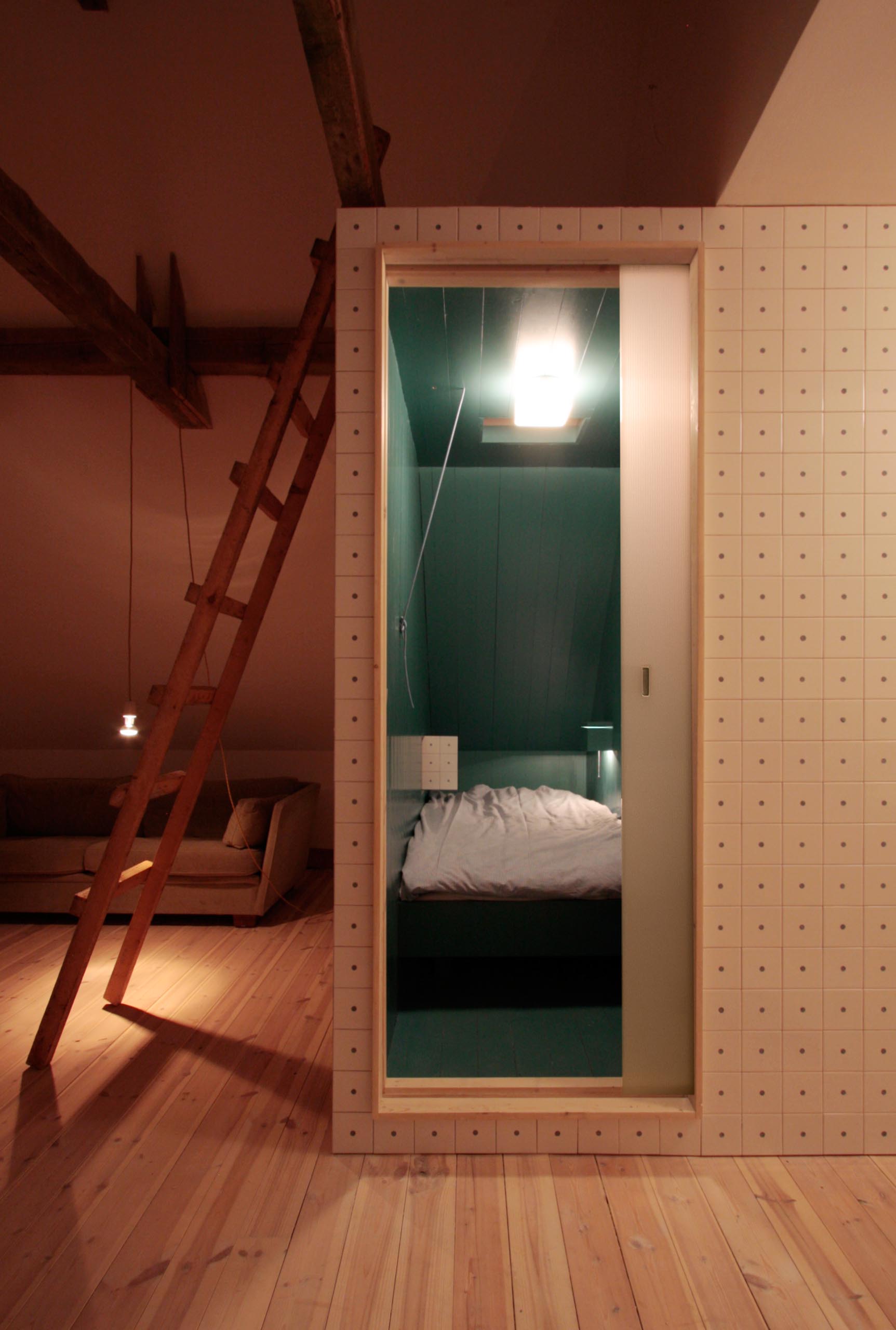 Современная бирюзово-синяя спальня с внешними стенами, облицованными плиткой.