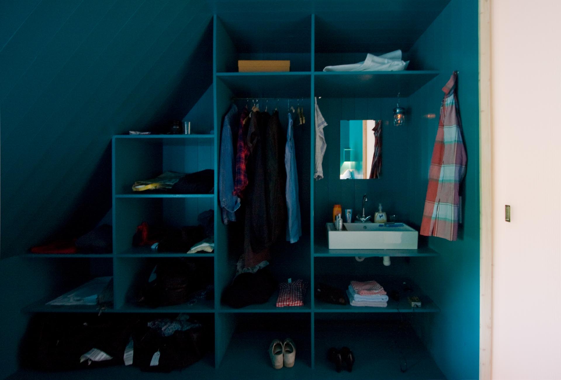 Современный бирюзово-голубой шкаф с туалетным столиком.