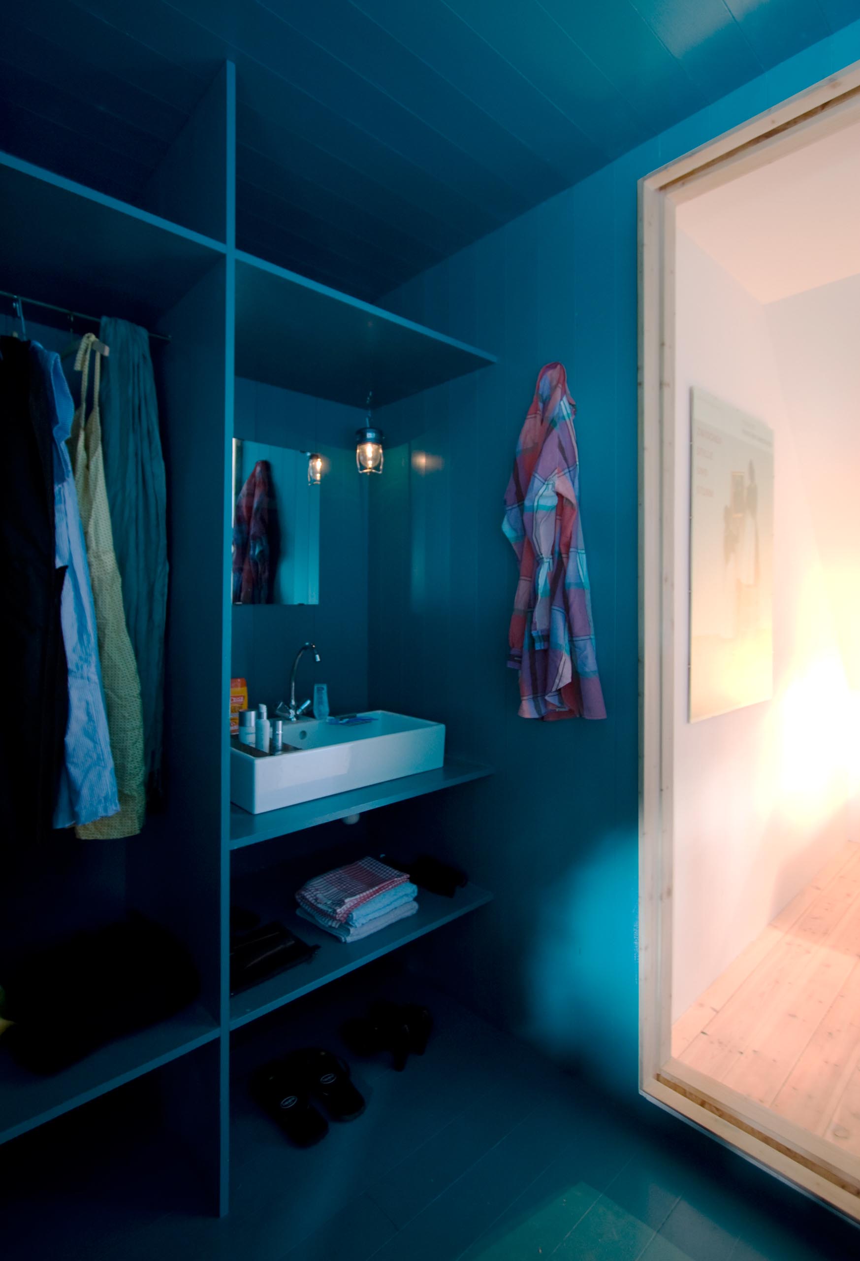 Современный бирюзово-голубой шкаф с туалетным столиком.