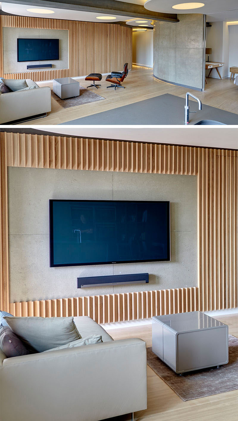 8 идей дизайна телевизионных стен для вашей гостиной // Тонкие деревянные панели были вырезаны, чтобы обрамить телевизор и звуковую панель, чтобы сделать их главной особенностью в комнате.