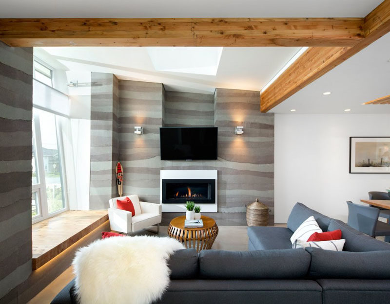 8 идей дизайна телевизионных стенок для вашей гостиной // Этот телевизор расположен прямо над камином, чтобы создать ощущение уюта при просмотре.