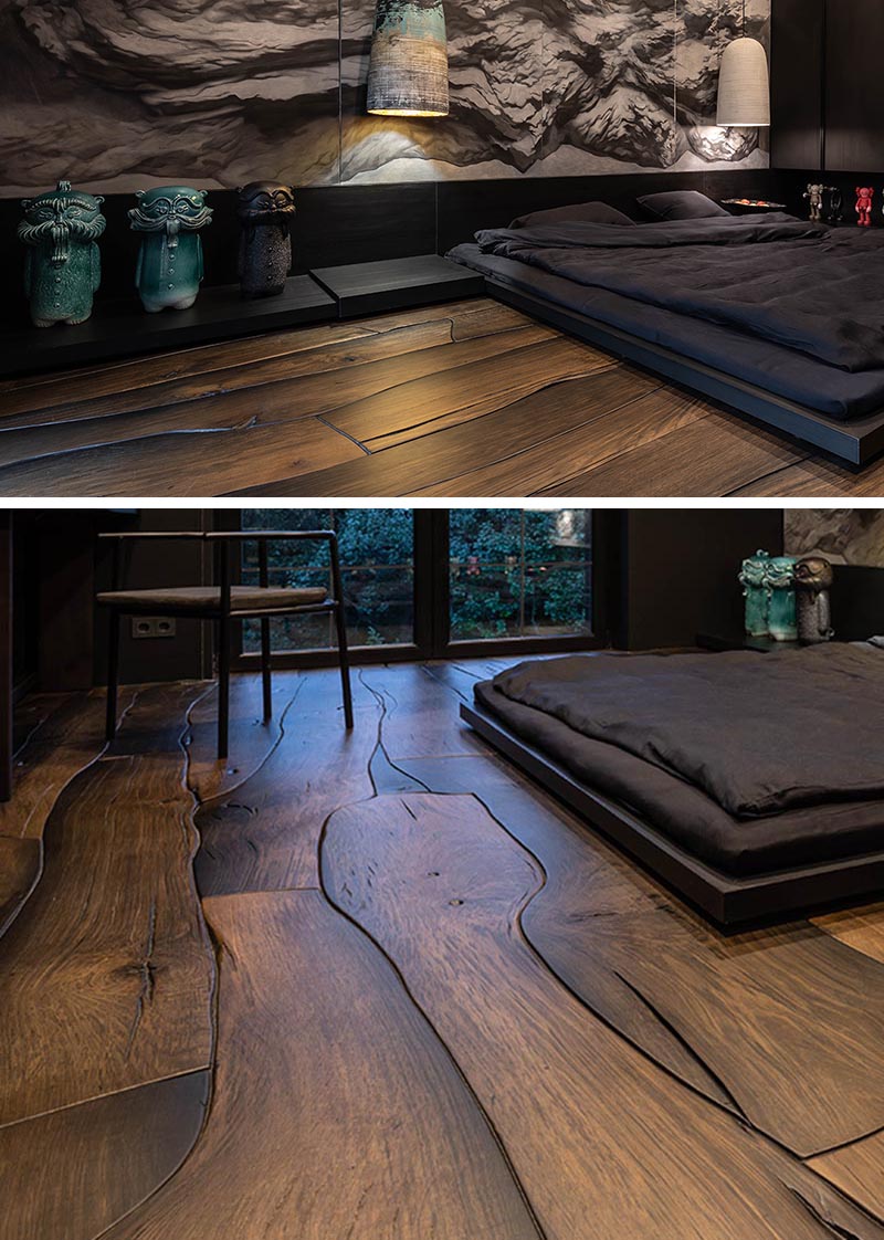 В этой современной спальне есть уникальный деревянный пол из 500-летнего дуба, который соединяется вместе как кусочки пазла и демонстрирует естественную текстуру, трещины и сучки.