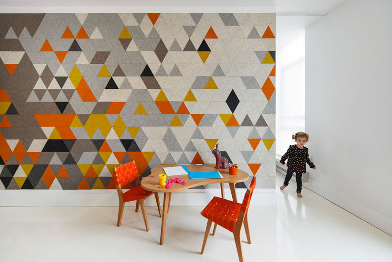 Разноцветные треугольные кусочки фетра добавляют красок этой акцентной стене, отделяющей детскую спальню от остального дома.