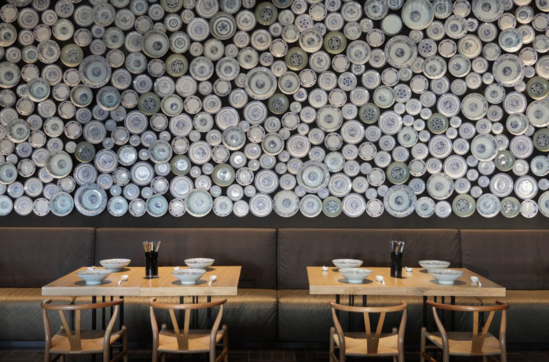 Акцентная стена в современном ресторане из мисок и тарелок.