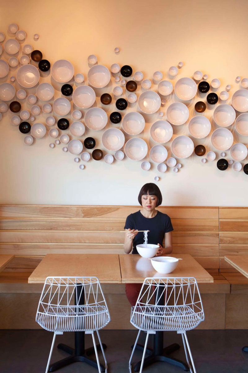 В этом азиатско-американском ресторане фьюжн на стенах установлены чаши, которые создают уникальный акцент.