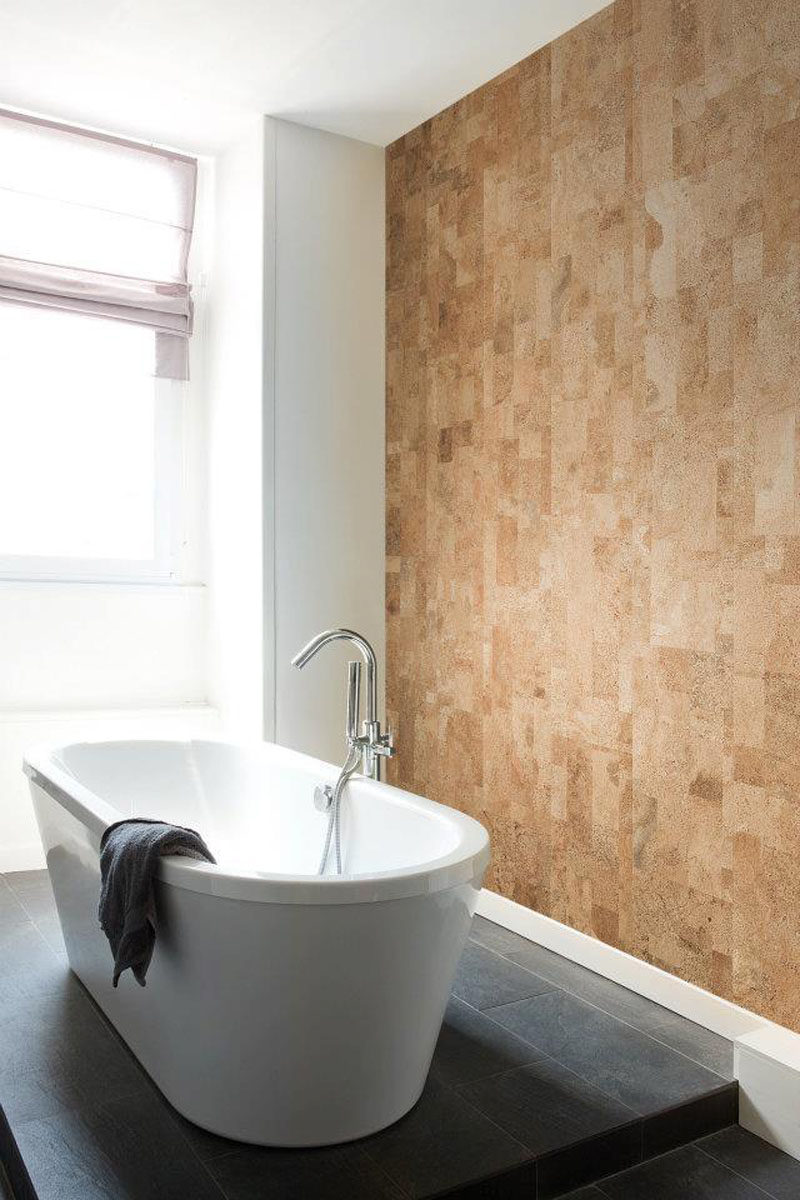 Пробковые панели были использованы для создания естественного акцента на стене в ванной комнате.