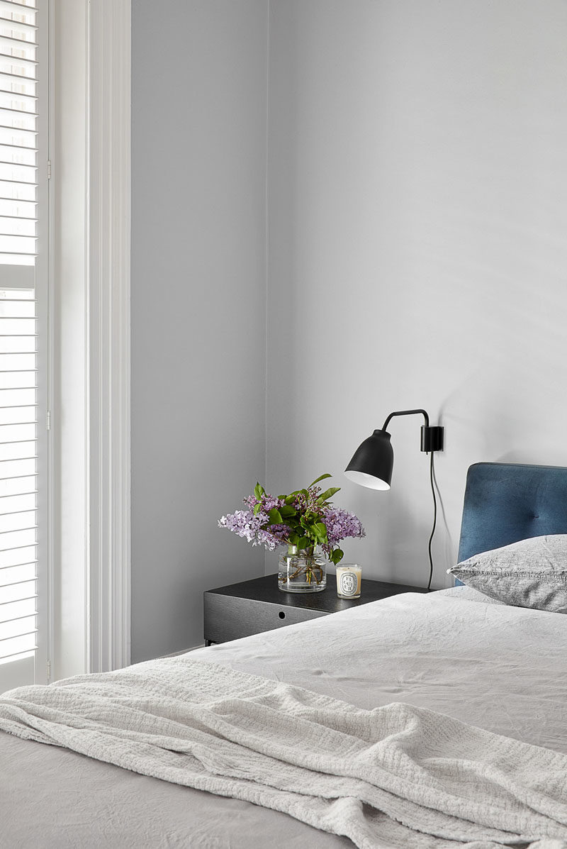 Идеи для спальни - простая серая краска с белой отделкой и современная мебель помогают создать спокойную и расслабляющую атмосферу в этой современной спальне. #BedroomIdeas # ModernBedroom