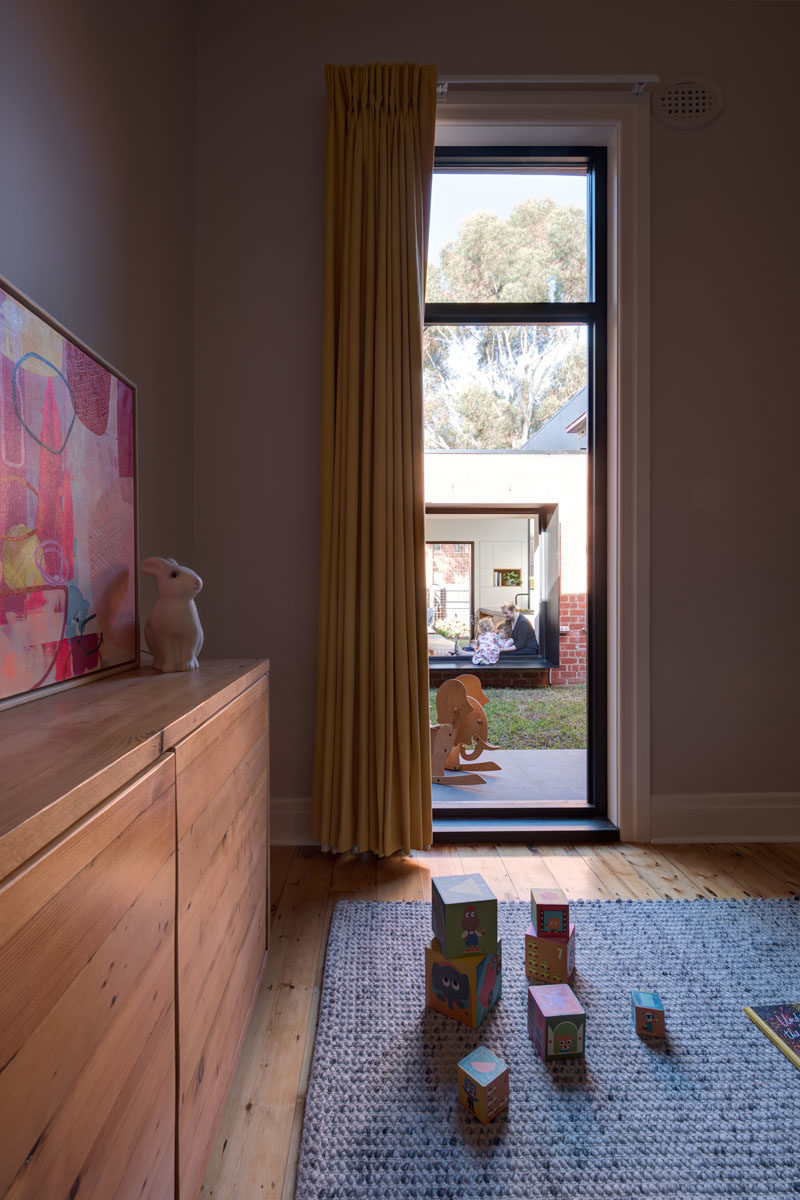 Идеи для окон - в этой современной спальне есть вертикальное окно, выходящее на покрытый травой двор. #VerticalWindow #WindowIdeas