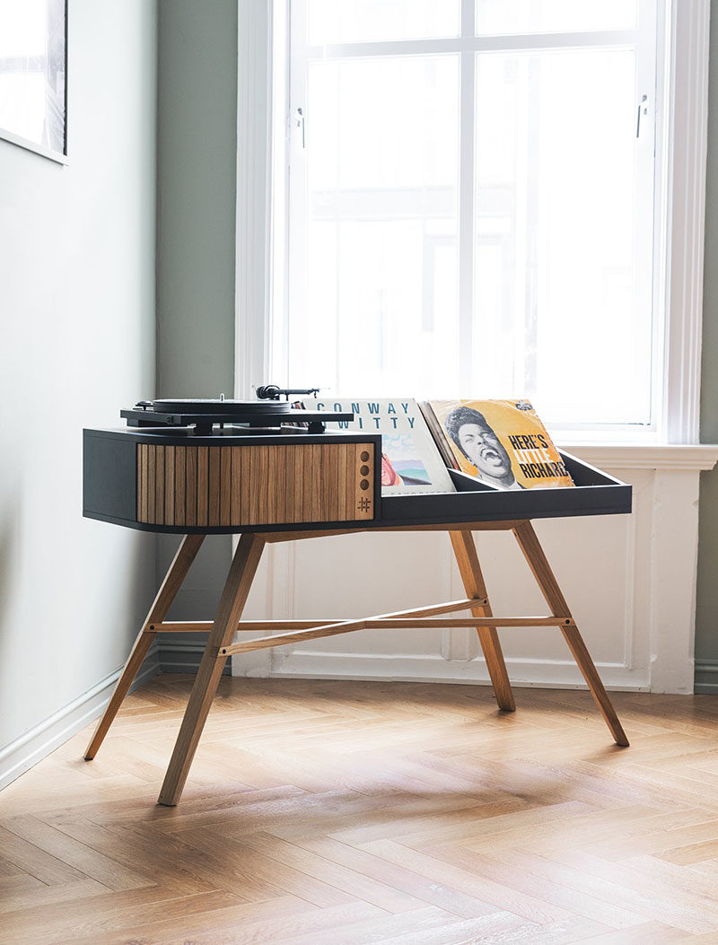 Идеи для хранения пластинок - Норвежский мебельный бренд HRDL разработал The Vinyl Table, современную консоль, которая демонстрирует проигрыватель и отображает вашу коллекцию пластинок. #RecordStorage #Records #Music #Turntable #RecordDisplay