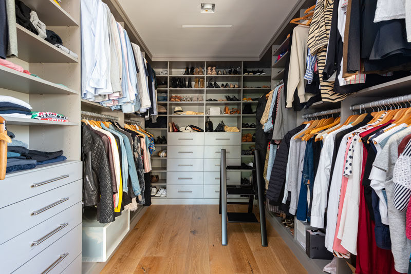 В этой современной гардеробной есть стеллажи, ящики и много места для одежды. #ModernWalkInCloset #WalkInCloset # Хранение