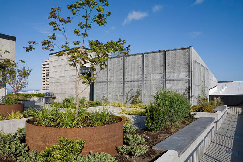 9 идей для того, чтобы включить в ваш сад стальные цветочные горшки // Круглые стальные горшки внутри еще более крупных бетонных горшков создают глубину и добавляют текстуру садам на этом открытом патио. #SteelGardenPlanters # Выветрившиеся