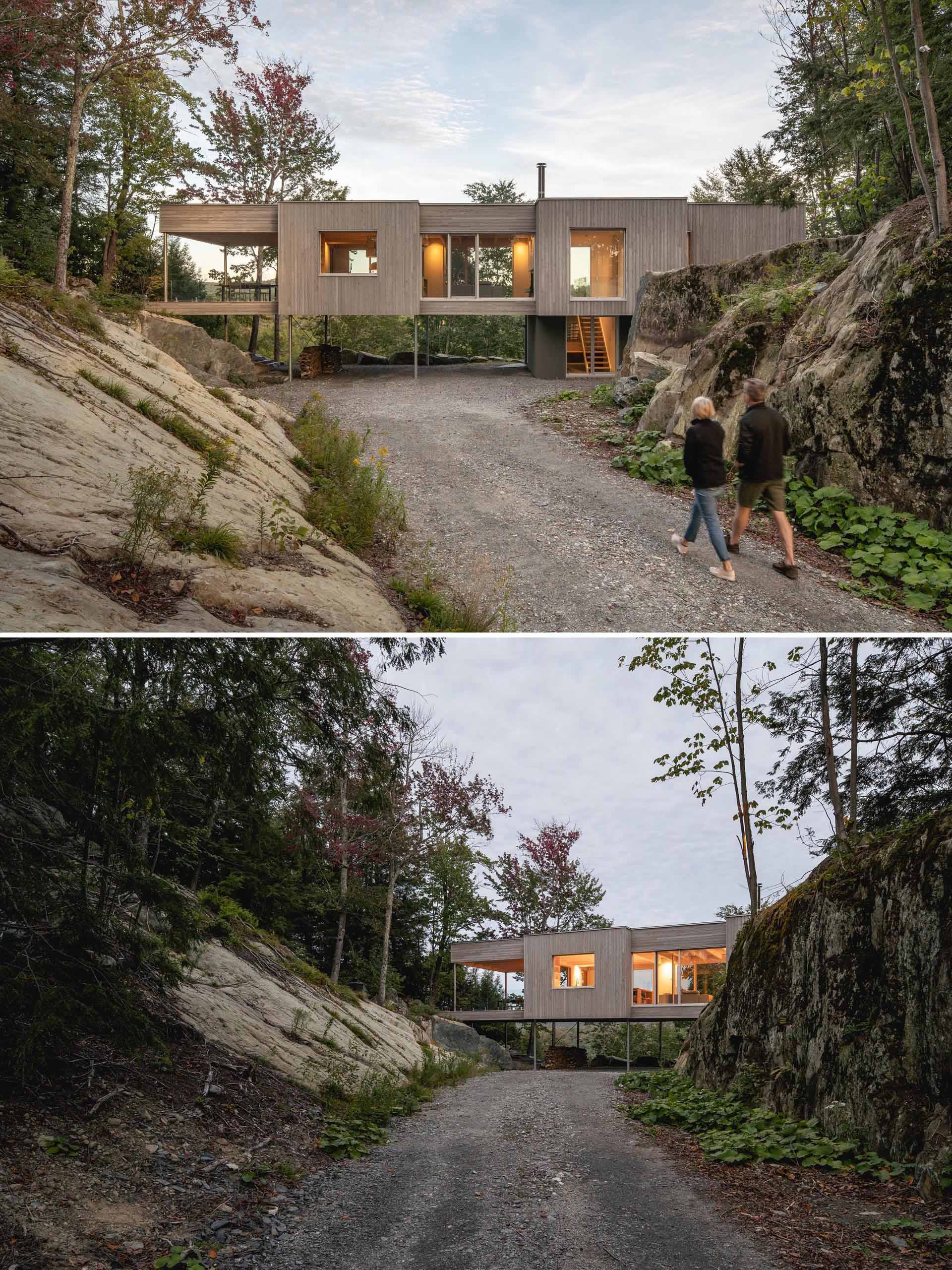 Этот современный дом в лесу облицован восточным белым кедром, который был предварительно обработан средством, ускоряющим процесс поседения.