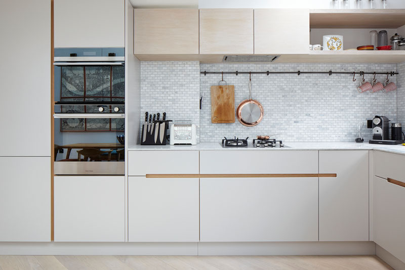 Идеи дизайна кухни - 9 идей фартука для белой кухни // Используйте мраморную плитку, чтобы создать элегантный кухонный фартук. Они бывают самых разных форм и размеров, чтобы вы могли создавать любой образ, какой захотите.