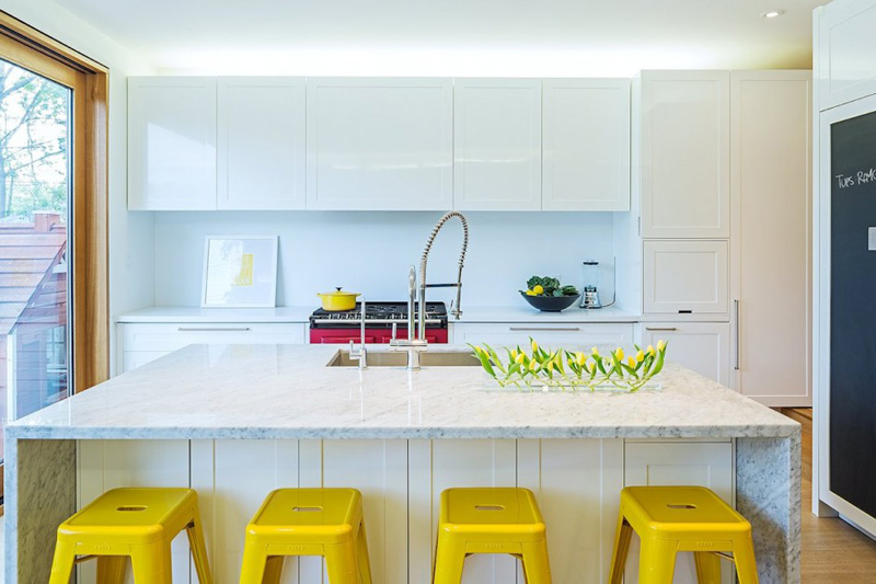 13 примеров белых кухонь