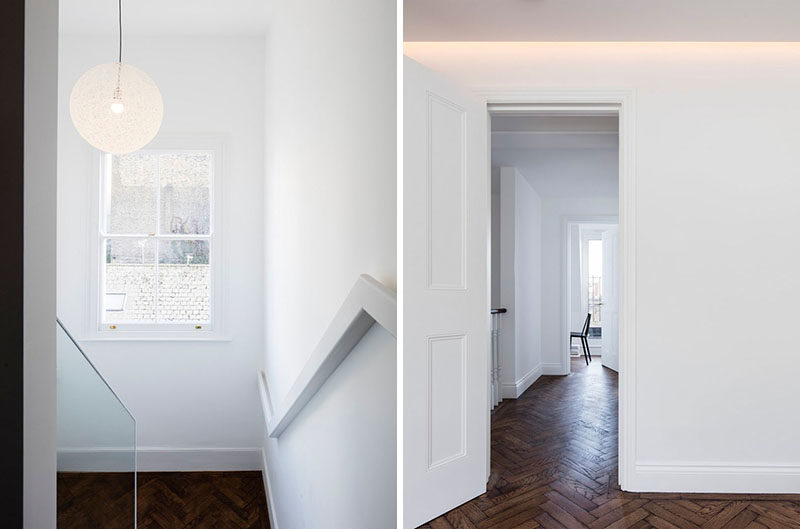 Белые и деревянные лестницы ведут в главную спальню и домашний офис. Скрытое освещение помогает создать на потолке мягкое свечение. # Лестница # Освещение # Деревянный пол