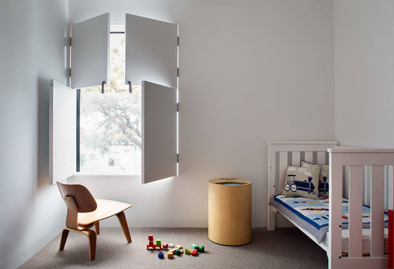 Межкомнатные ставни окон могут стать игривым элементом детской спальни.