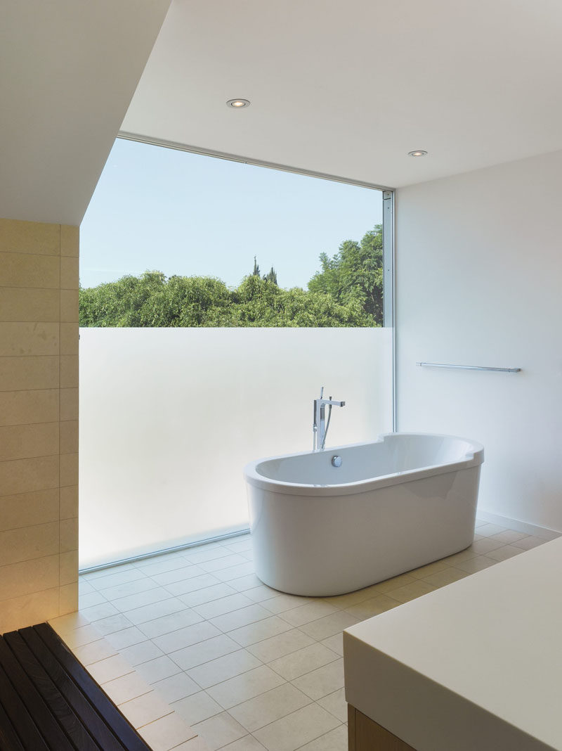 Частично матовое окно создает уединение в ванной, не загораживая свет.