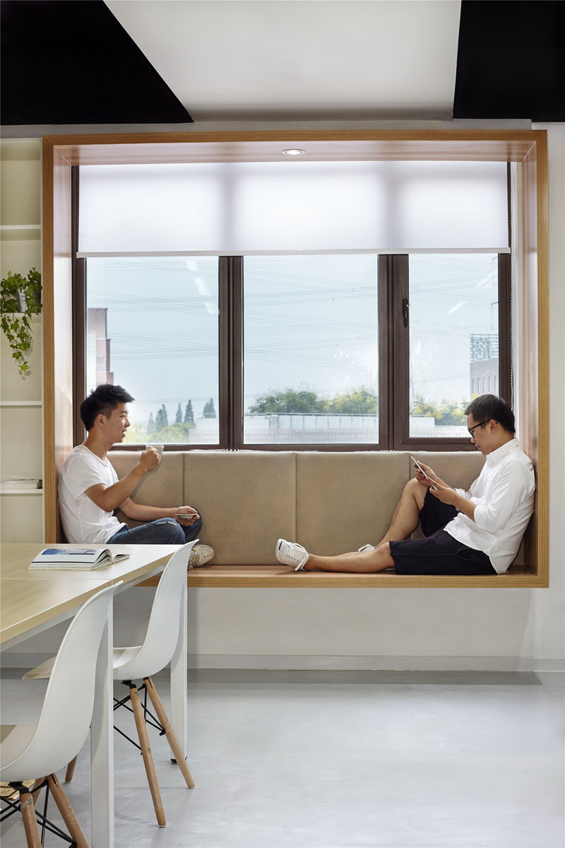 Современная идея сиденья у окна - добавьте подвесную деревянную раму к стандартным окнам, чтобы создать активированное пространство. #ModernWindowSeat #WoodLinedWindowSeat #WorkplaceDesign #OfficeDesign