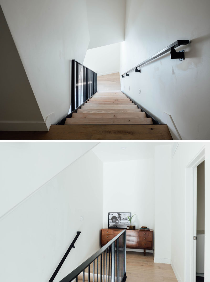 Лестница из дерева и черной стали соединяет разные уровни этого современного дома, а наверху есть небольшая ниша с деревянным буфетом. # Лестница # ИнтерьерДизайн
