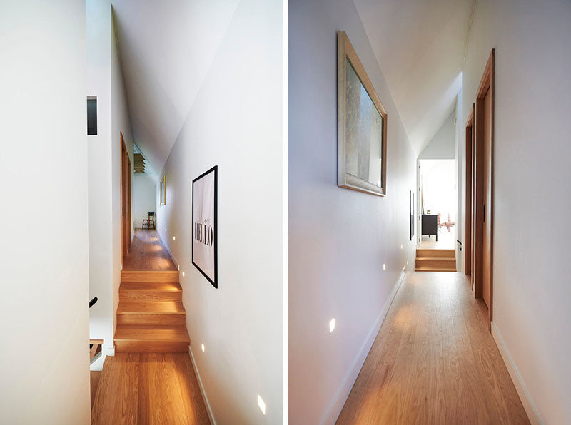 В этом минималистичном коридоре есть лестницы, ведущие в спальни с обоих концов. # Прихожая # Лестница # ИнтерьерДизайн