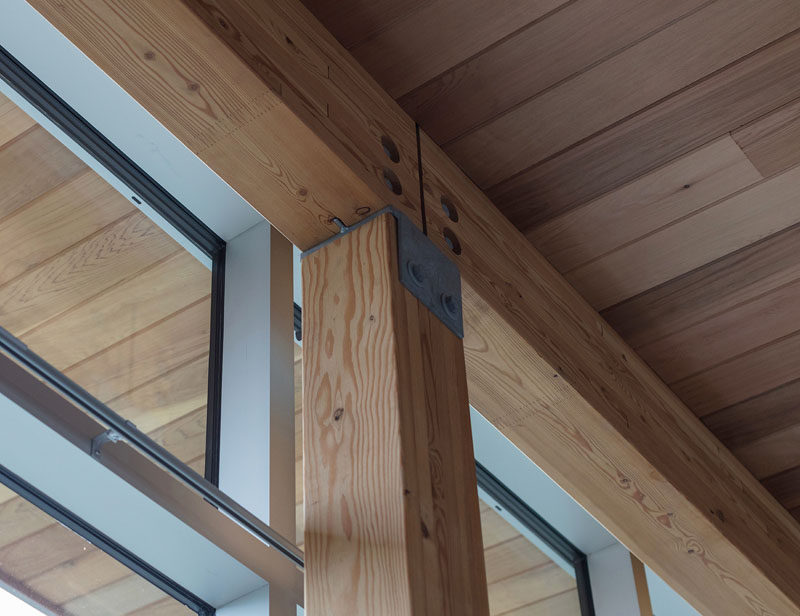 Вот более подробный обзор деревянных столбов и балок, которые использовались в конструкции современного дома. # Архитектура 