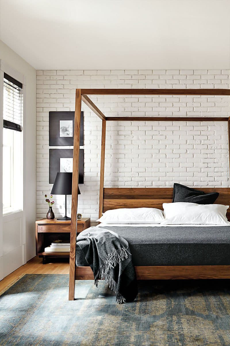 Идея дизайна спальни - 7 способов создать теплую и уютную спальню // Используйте деревянный каркас кровати, чтобы добавить тепла в комнату.